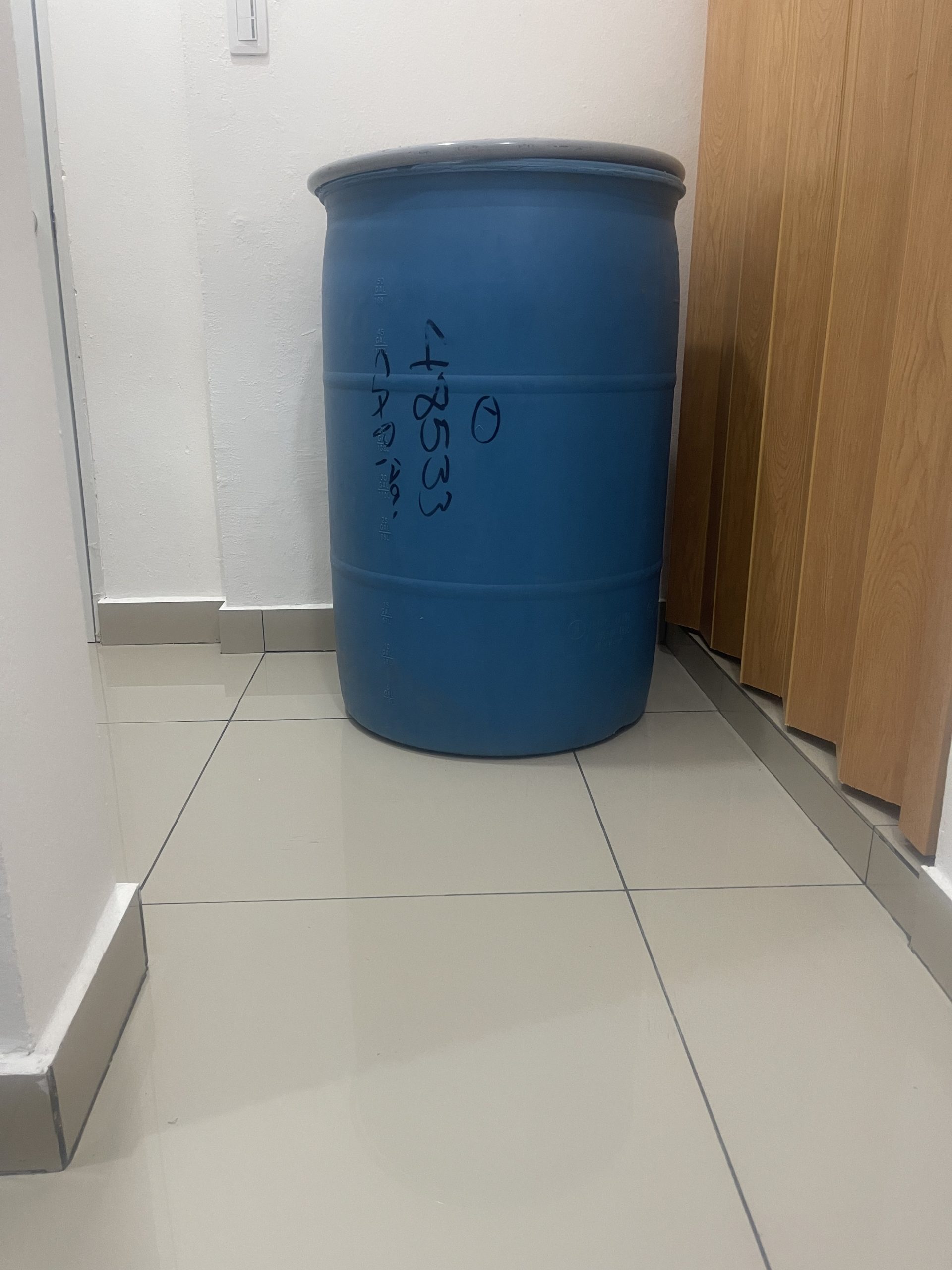 Tanque negro con variedad de ropa en República Dominicana