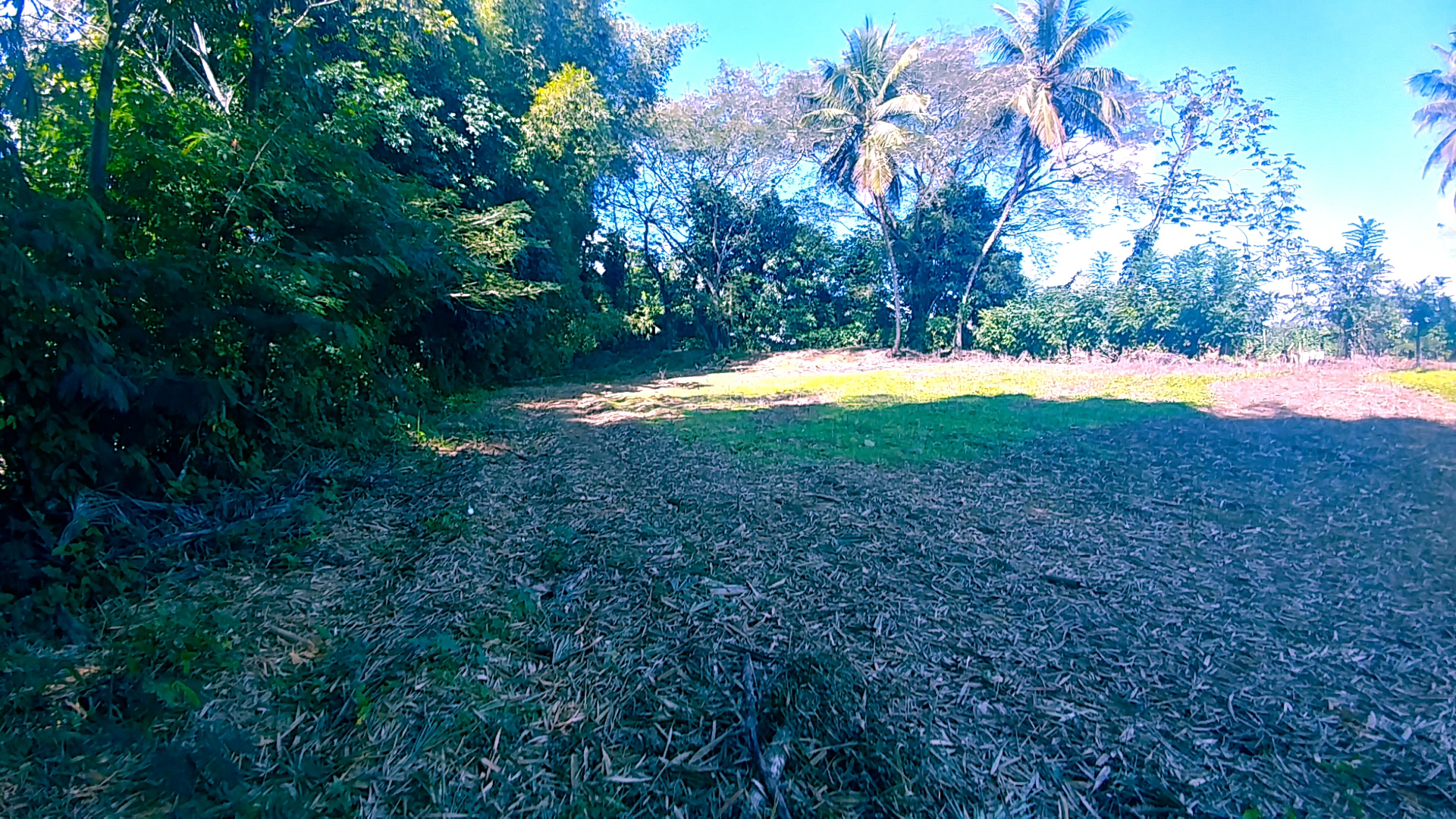 Excelente Solar de 878 metros en La Colonia, Bonao. con acceso al río
