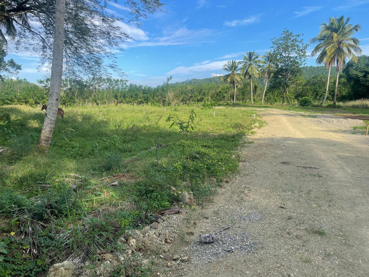 Excelente Solar de 878 metros en La Colonia, Bonao. con acceso al río en República Dominicana