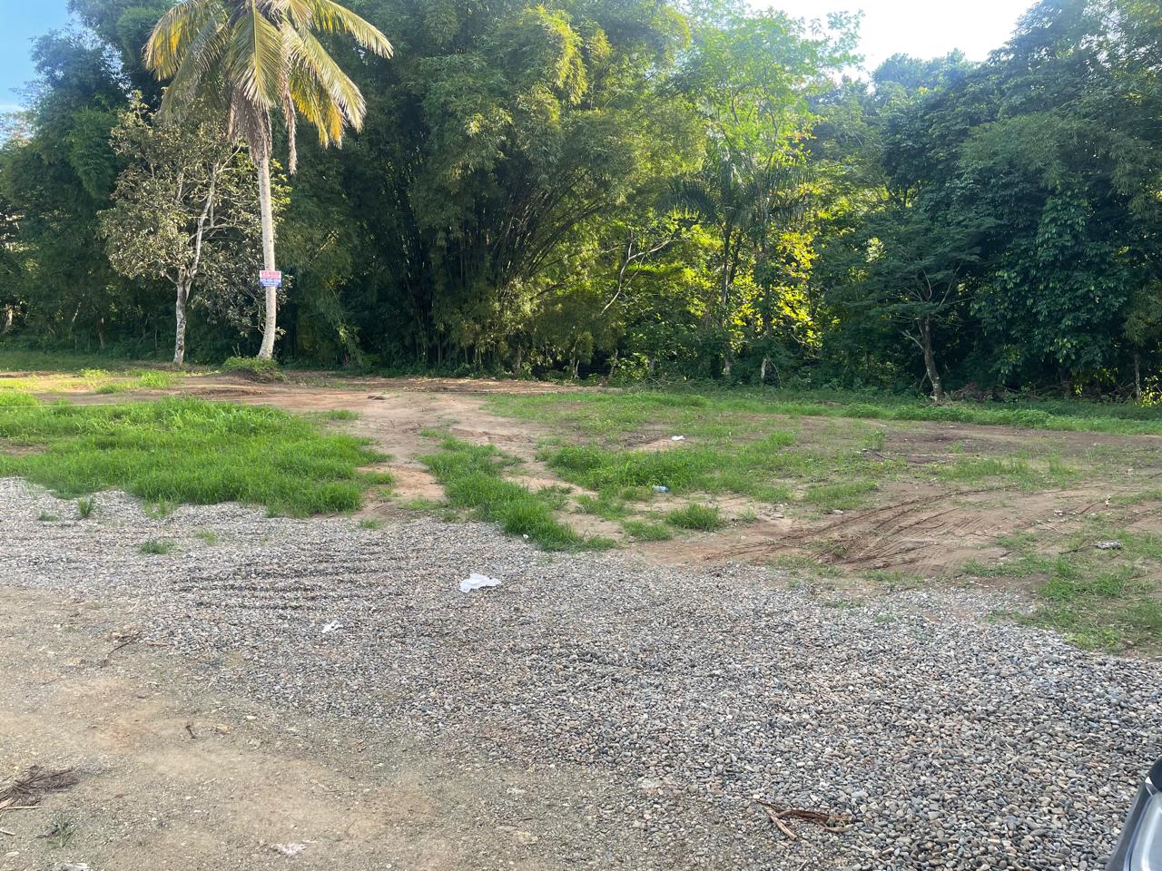 Excelente Solar de 878 metros en La Colonia, Bonao. con acceso al río en República Dominicana